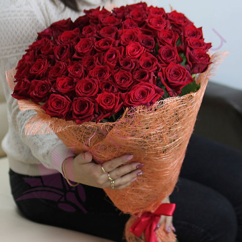 FLORPRO 51 красная роза Ред Наоми 70 см в сизали