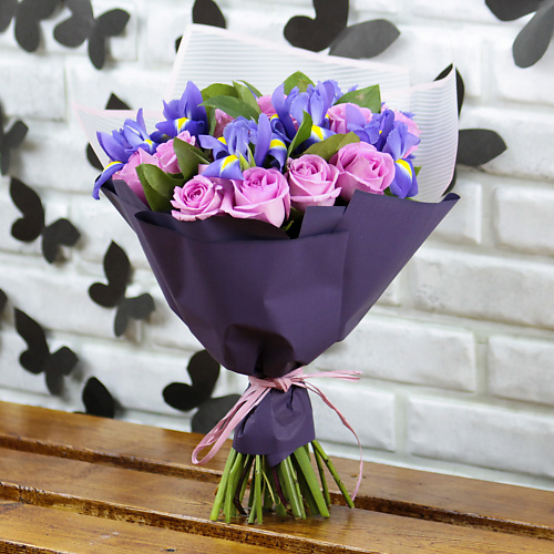 FLORPRO Букет Розовых роз и Синих ирисов Grand