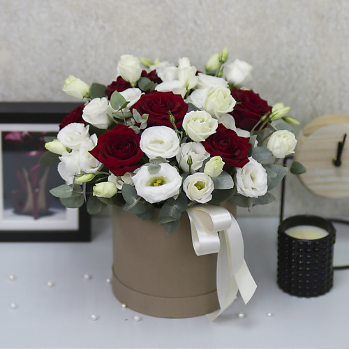 FLORPRO Коробка с красными розами и белой эустомой "Марго"