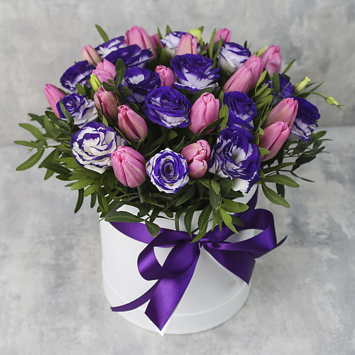 FLORPRO Коробка с тюльпанами «25 розовых тюльпанов с эустомой»