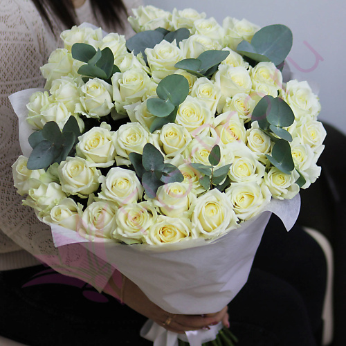 FLORPRO 51 белая роза Аваланч с эвкалиптом в фетре 80 см