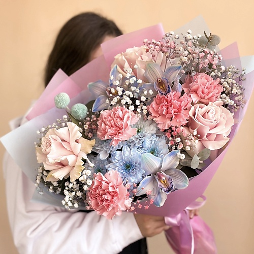 MOJNO FLOWERS Нежно-голубой и розовый букет с орхидеями, французской розой, гипсофилой, хризантемой