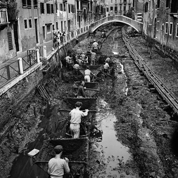 Историческое фото: очистка каналов в Венеции, 1956 г