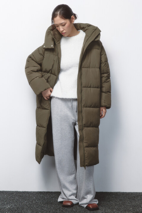 Пальто стеганое с капюшоном и воротником-стойкой