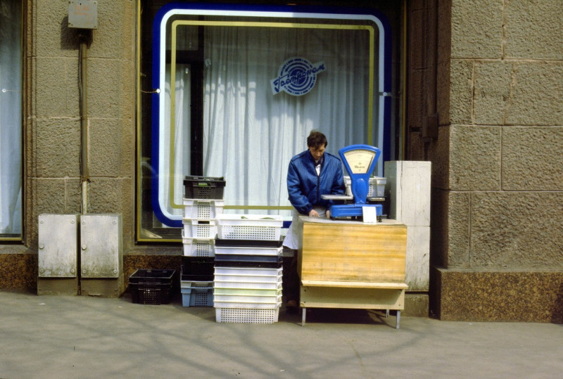 Продавец огурцов. Москва, 1991 год.