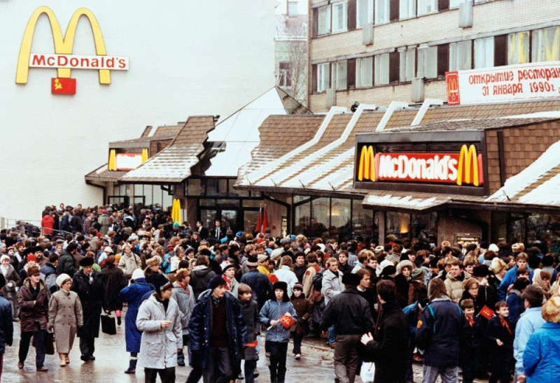 Открытие первого Макдоналдса в СССР. Москва, 31 января 1990 года.