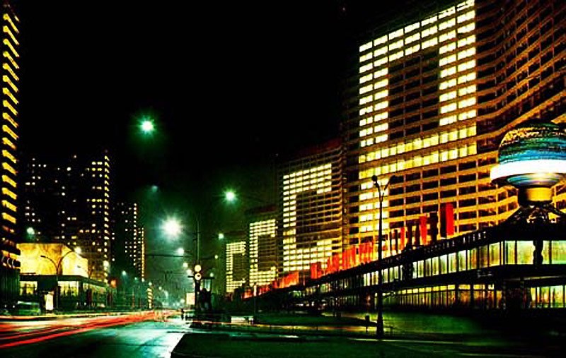 Вечернее праздничное оформление Калининского проспекта. Москва, 1972 год.
